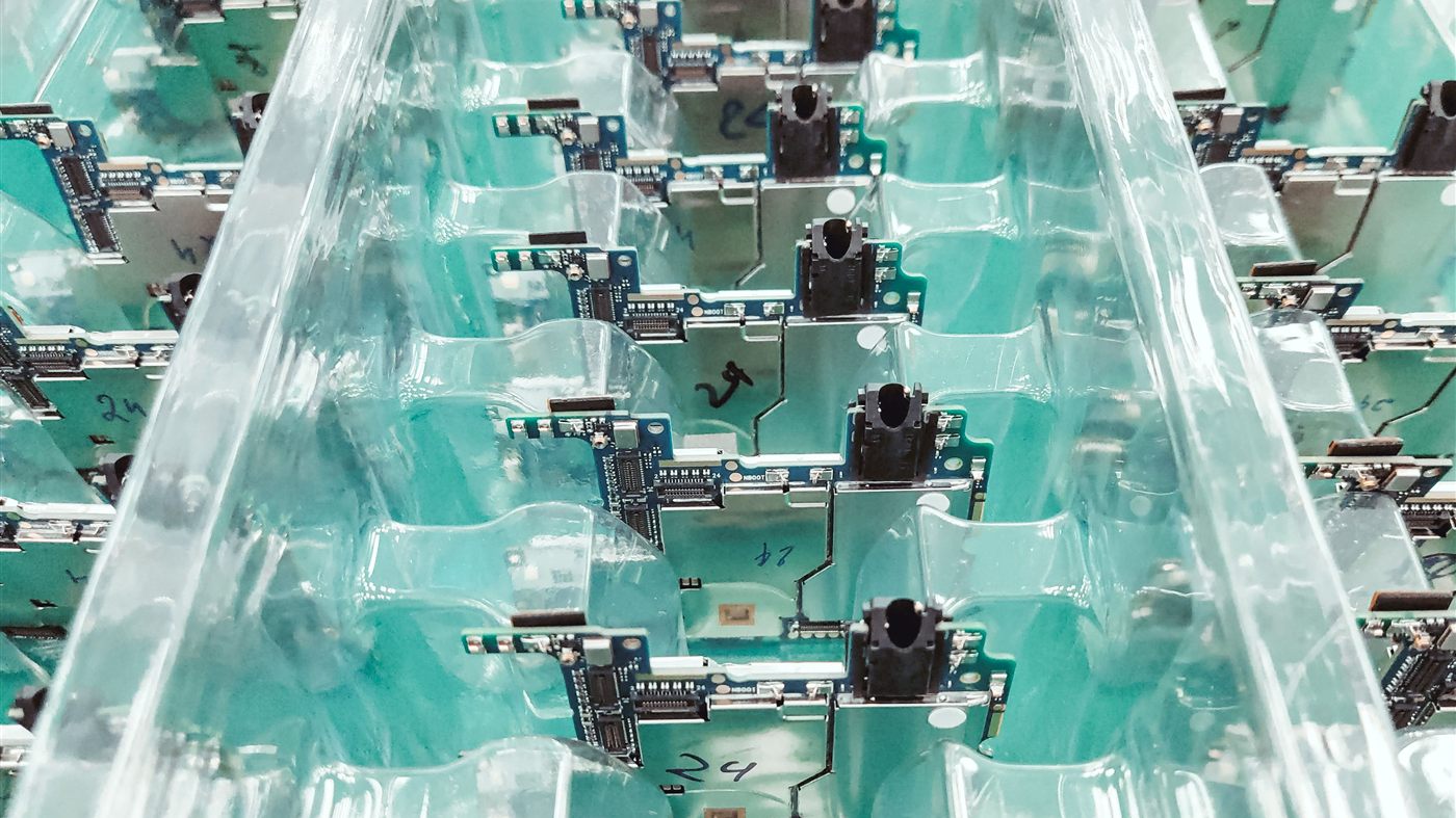 Üretim hattında ambalajlanmış elektronik kartlar