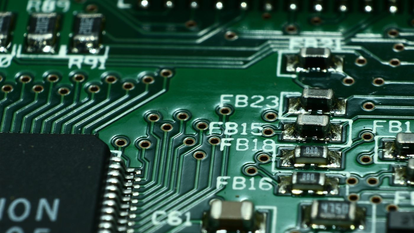 Elektronik devre kartı üzerinde bileşen detayı