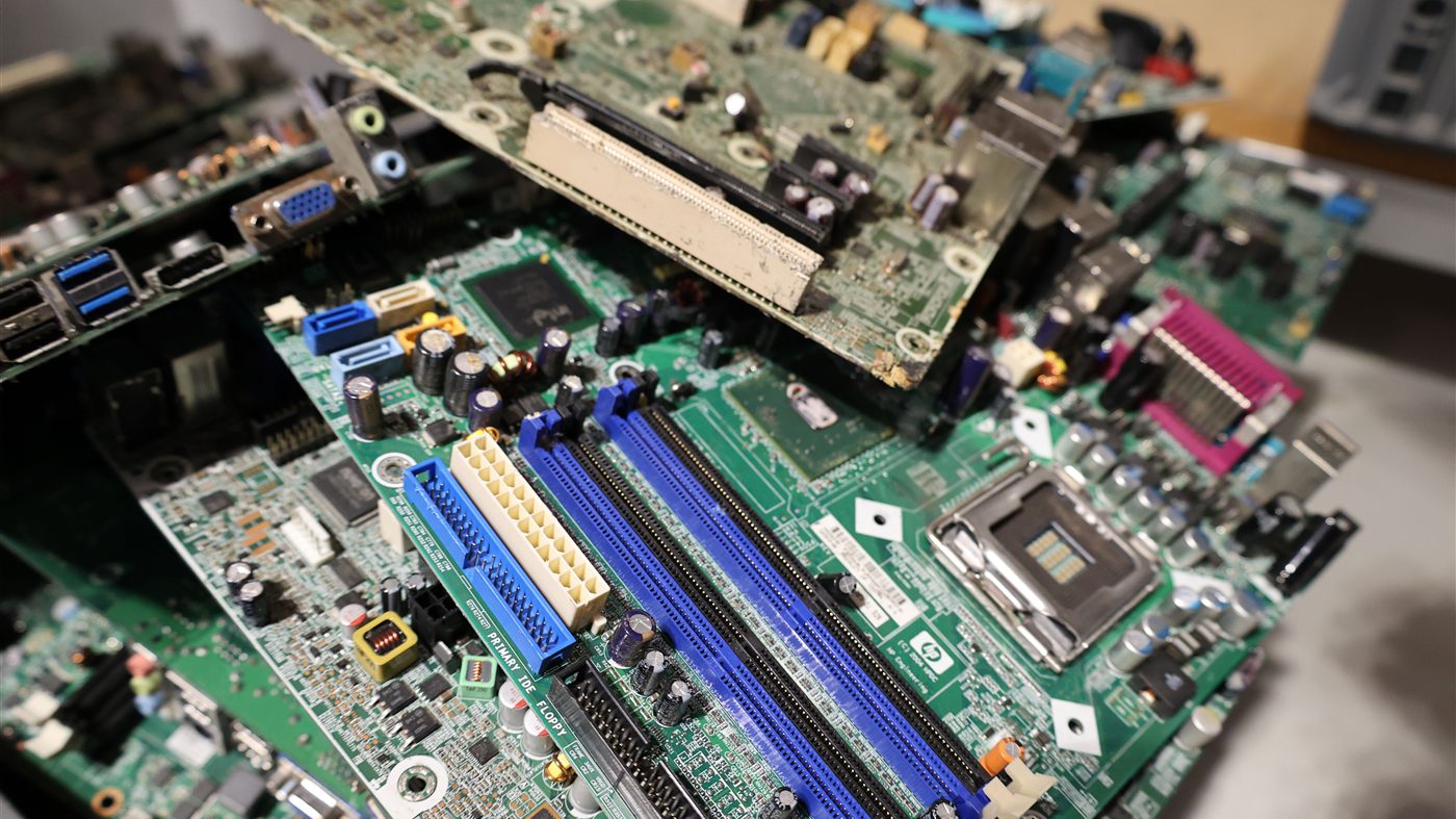 Ömrünü tamamlamış elektronik kartlardan oluşan atık yığını